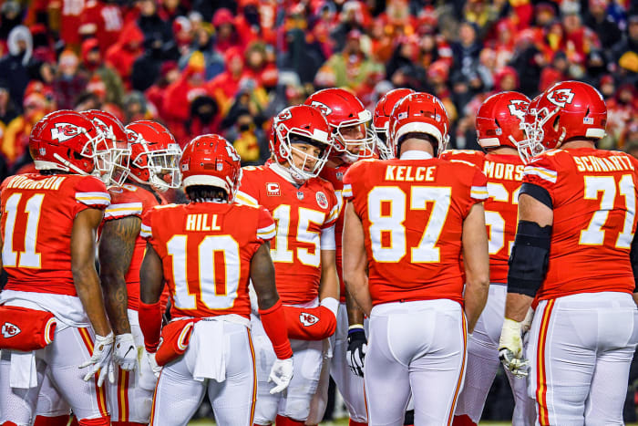 Patrick Mahomes leads a Chiefs huddle